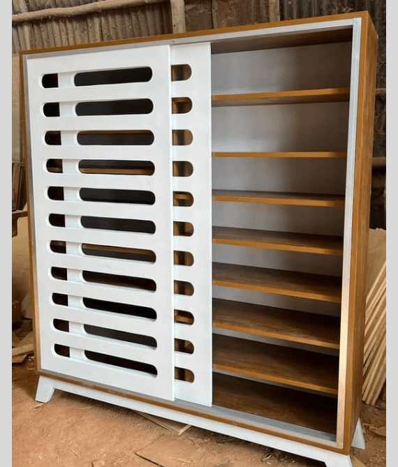 Shoe cabinet with doors